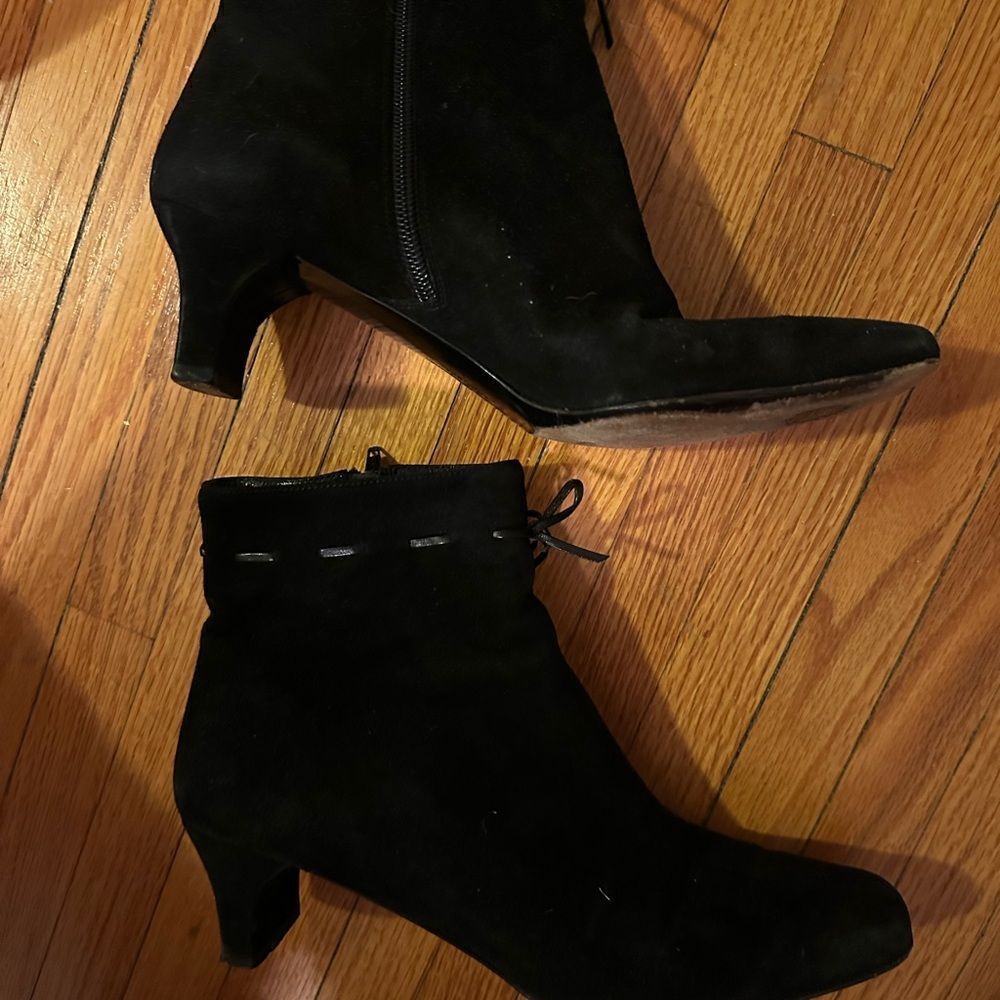 Kid suede Ferragamo black mid-heel booties pre-owned size 8 B Italian-made - Picture 5 of 16